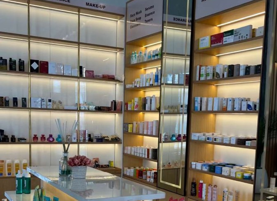 Rotating showcase: beauty store shelving